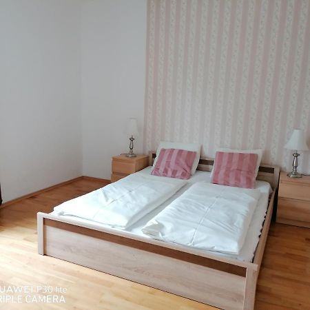 Fukas Apartments Нитра Экстерьер фото